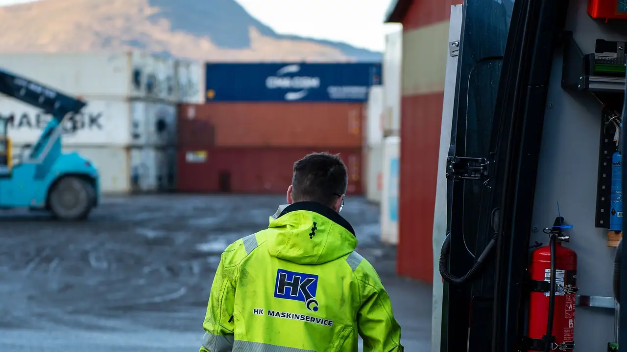 Tekniker med utstyr foran HK Maskinservice servicebil