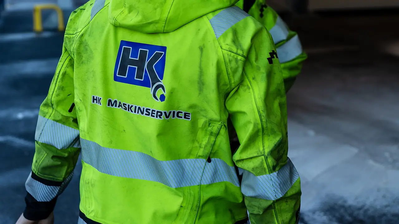 Tekniker fra HK Maskinservice på vei inn i verkstedet