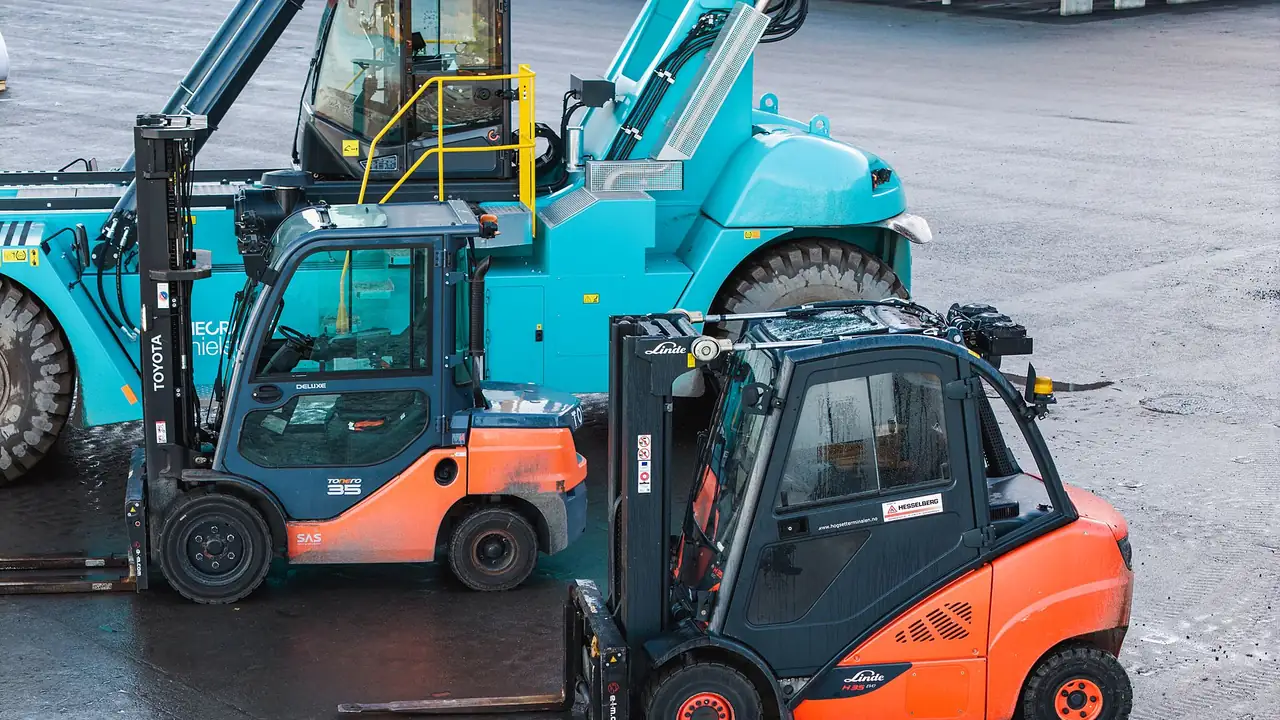 Gaffeltrucker fra Toyota og Linde parkert på lager